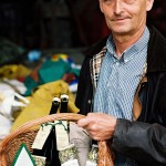 Boer met producten van zijn land